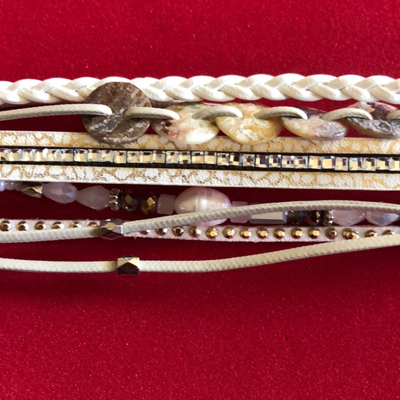 Magnetic bracelet with button and bead accents. - Picture 4 of 8